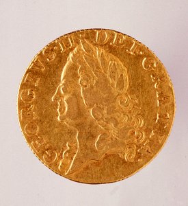 Guinea de oro inglesa, reinado del rey Jorge II (1714-1760) siglo XVIII. Diámetro 2,5 cm Nápoles, museo arqueológico