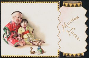 Tarjeta de felicitación con un niño oriental sosteniendo una muñeca