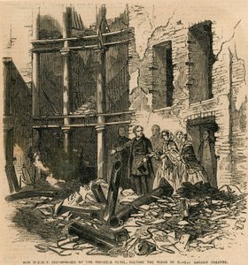 Su Majestad, acompañada por la Princesa Real, visitando las ruinas del Teatro Covent Garden, Londres de English School