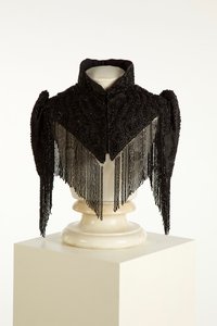 Pelerina o capa negra de cuello alto, c.1890-1900 de English School