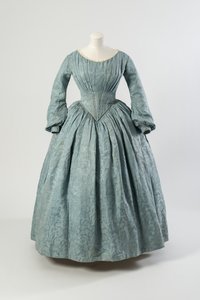 Vestido de seda azul claro con flores, con corpiño en punta y mangas largas de English School
