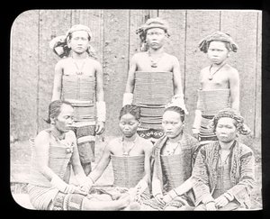 Diapositiva de linterna mágica mostrando mujeres de la tribu Sea Dyas, Borneo c.1900 de English School