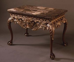 Mesa con tapa de mármol y patas de garra y bola, c.1720