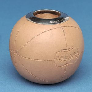 Porta fósforos en forma de balón de fútbol, Doulton & Co., Lambeth de English School