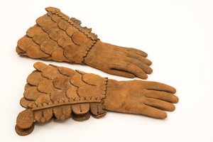 Guantes armados de hombre, c.1600-50 (cuero grueso) de English School