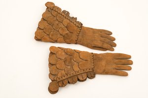 Guantes armados de cuero de hombre, c.1600-50 (cuero grueso) de English School