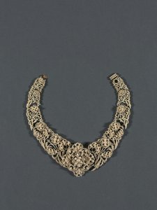 Collar de English School
