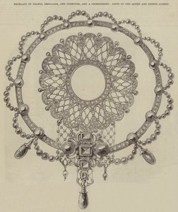 Collar de perlas, esmeraldas y diamantes, y un Cachepeigne, regalos de la Reina y el Príncipe Alberto de English School