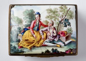 Caja oblonga con amantes en un paisaje en la tapa, y flores e insectos pintados en los lados moldeados de English School