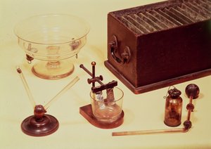 Equipo original utilizado por Sir Humphry Davy en su experimento electroquímico, principios del siglo XIX de English School