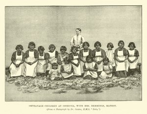Niños del orfanato en Ooshooia, con la Sra. Hemmings, Matrona de English School