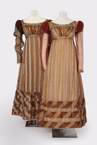 Par de vestidos a juego usados por dos hermanas en el 