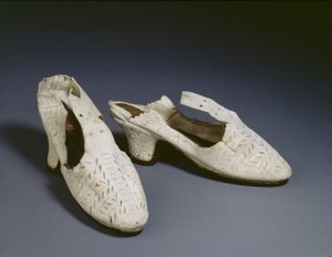 Par de zapatos blancos, c.1590s de English School