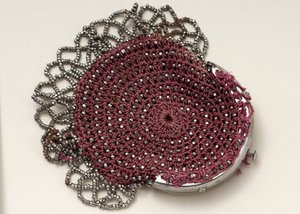Bolso rosa con cierre superior, decoración de cuentas y ribete de malla de English School