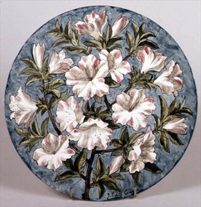 Plato pintado por Edith Cowper para Howell y James con azaleas, exhibido en la Exposición de París de English School