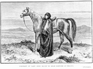 Retrato de Lady Anne Blunt (1837-1917) en traje árabe con un caballo árabe, frontispicio de su libro Una Peregrinación a Nejd, publicado en 1881