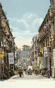 Postal que representa Queens Road West, Hong Kong, c.1900 de English School