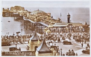 Tarjeta postal que representa el Palace Pier en Brighton (después de una foto coloreada) de English School