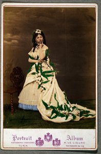 Postal con mujer en traje