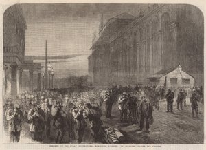 Progreso del Edificio de la Exposición Internacional: Los trabajadores saliendo del recinto de English School