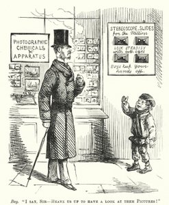 Caricatura de Punch: niño fuera de una tienda de fotografía pidiendo ser levantado para poder ver diapositivas estereoscópicas de English School
