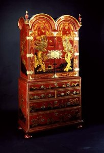 Gabinete de la reina Ana sobre cofre de English School