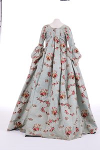 Vista trasera de un vestido de saco, 1760s de English School