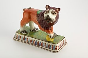 Figura de león de Staffordshire sobre base rectangular, c.1800-50