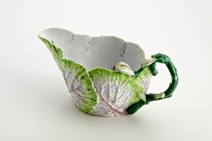 Salsera de Staffordshire formada por hojas moldeadas y asa de ramita, c.1749-60