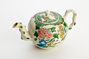 Tetera de Staffordshire decorada con crisantemos, 1760