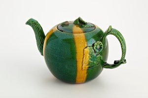 Tetera de Staffordshire con asa y pico de cangrejo, 1750 de English School