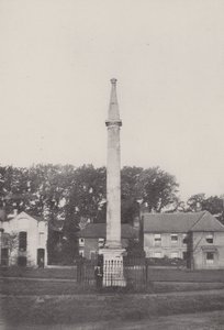 Columna de Piedra que anteriormente se encontraba en los Siete Relojes de English School