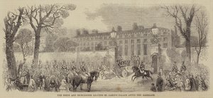 La novia y el novio saliendo del Palacio de St James después del matrimonio