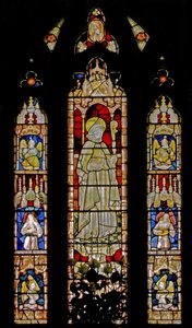 La ventana este que representa ángeles músicos rodeando la figura central de un obispo santo de English School