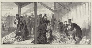 El gran desastre en el Támesis, identificando la ropa de los muertos en el astillero de Woolwich