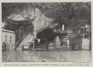 La Santa Gruta, Lourdes, mostrando las muletas de los peregrinos que afirman haber sido curados