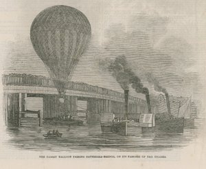 El globo Nassau pasando por el Puente de Battersea de English School