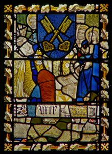 La ventana este que representa a San Juan, San Pedro en la Puerta, escudo con un símbolo de San Pedro de English School