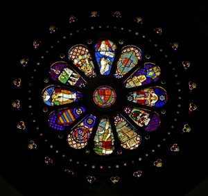 La ventana rosa oeste con varios paneles reinstalados (ventana rosa - interna) de English School