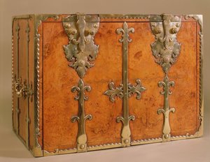 Secretario de viaje con monturas de bronce dorado, c.1700 de English School