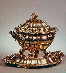 Sopera en forma de melón, con remate de granada, borde aplicado y asas de follaje, por Garrards, Londres, 1847