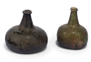 Dos botellas de vino verdes tipo cebolla, c.1700 de English School