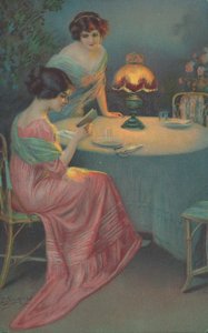Dos mujeres sentadas en una mesa de English School