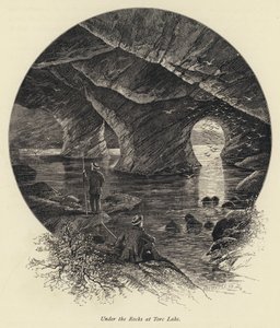 Bajo las rocas en el lago Torc de English School