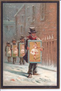 Tarjeta navideña victoriana de cuatro hombres caminando en la nieve llevando carteles publicitarios de un pantomima, c.1880 de English School