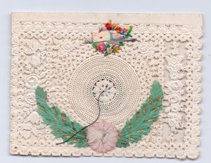 Tarjeta de felicitación victoriana con una colmena y una paloma sosteniendo un sobre, c.1880