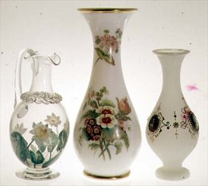 Jarra de agua decorada con lirios de agua en pintura cerámica cubierta con cristal, por Henry G. Richardson, mediados del siglo XIX; dos jarrones de vidrio opalino por Henry G. Richardson, finales del siglo XIX; jarrón de vidrio opalino con pintura de esma