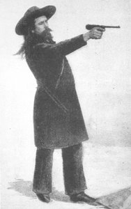 William F. Cody (Buffalo Bill) con su nueva arma de English School