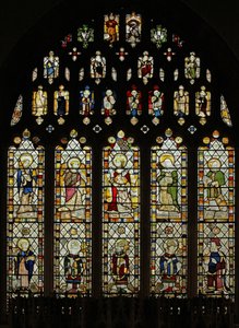 Ventana representando vidrio de Somerset c.1450 en la ventana este con diez finas figuras de santos de English School