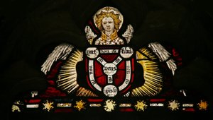 Ventana Ew que representa un ángel con un escudo de la Trinidad